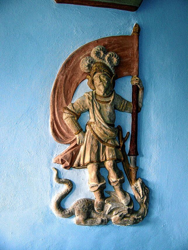 Ein Relief des Heiligen Georg ist an der Wand, die der Insel Reichenau zugewandt ist. Ein Zeichen der Verbindung.
