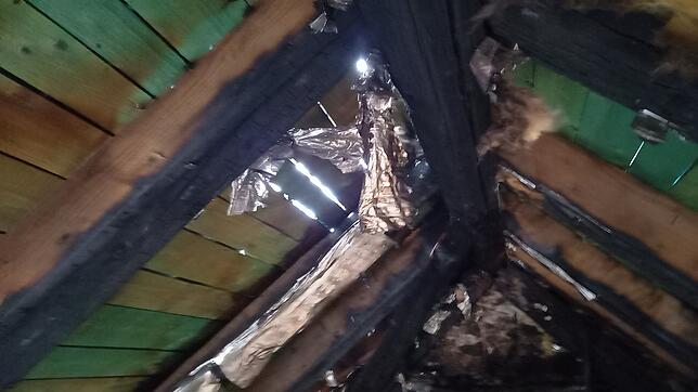 Um den Flammen keine weitere Nahrung zu geben, beseitigten die Feuerwehrleute im Dachgebälk sämtliches Isolierungsmateriasl.
