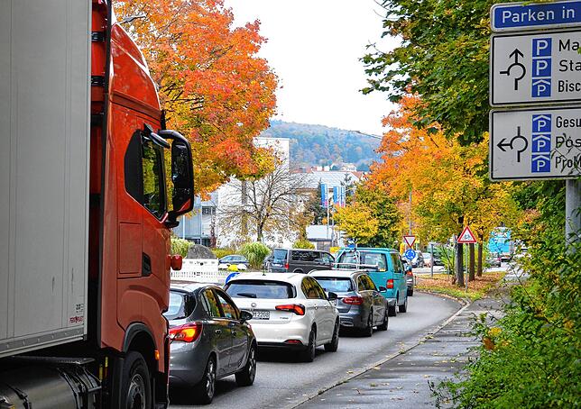 Wenn es auf der B 31 Baustellen gibt oder wenn Ferien- oder Messezeit ist, staut sich der Verkehr häufig auf der ...
