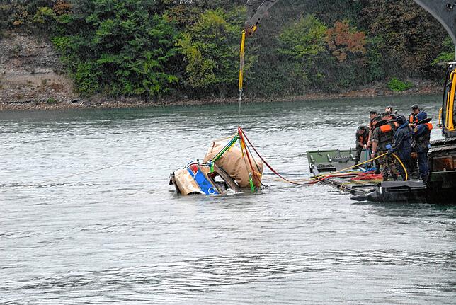 Mit einem Hebebalon wurde das Wrack an die Wasseroberfläche gebracht