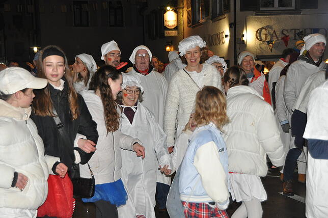 Bild 16: Hemdglonker-Umzug in Markdorf: Hunderte Narren im weißen „Nachthemed“ – die besten Bilder!