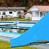 Blick in das Waldshuter Freibad: Die alte Betonrutsche (blau) und das kleine Bademeister-Häuschen (rechts) wird es im sanierten Bad ...