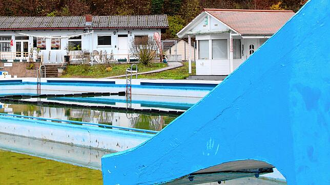 Blick in das Waldshuter Freibad: Die alte Betonrutsche (blau) und das kleine Bademeister-Häuschen (rechts) wird es im sanierten Bad ...