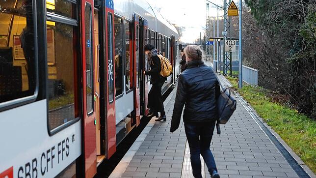 (Symbolbild) Im Seehas Richtung Konstanz soll am Freitagmorgen ein Fahrgast eine Zugbegleiterin bedroht haben.