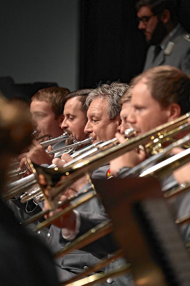 Bild 21: Volle Zuschauerreihen und gute Laune: Bilder vom Benefizkonzert mit dem Heeresmusikcorps