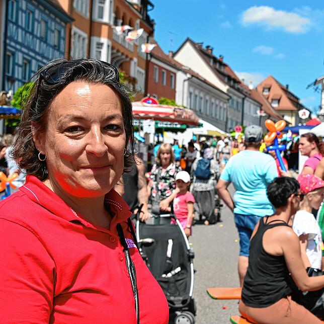 Kulturamtsleiterin Corinna Bruggaier auf dem Straßenfest. Sie ist mit dem Zulauf sehr zufrieden.