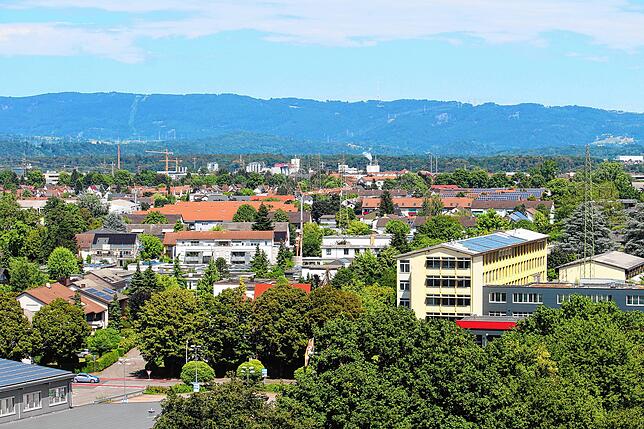 Baukräne dominieren derzeit das Stadtbild und zeigen die  Zukunft der Stadt.
