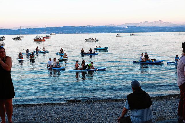 Ob mit Motor-, Segelboot oder dem SUP. Auch vom See aus lauschen die Menschen der Musik.