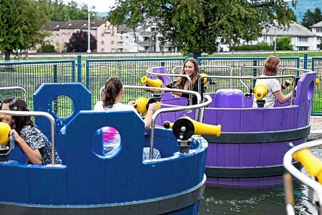 Wasser Marsch! Im Wasserkarussell des Ticiland können sich Gäste mit Wasserkanonen duellieren.