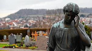 Eine trauernde Figur auf einem Grab des Stockacher Loreto-Friedhofs.