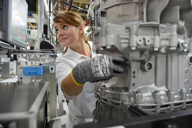 Eine Mitarbeiterin der ZF Friedrichshafen montiert in Friedrichshafen ein automatisches Getriebesystem für schwere Nutzfahrzeuge. Wie ...