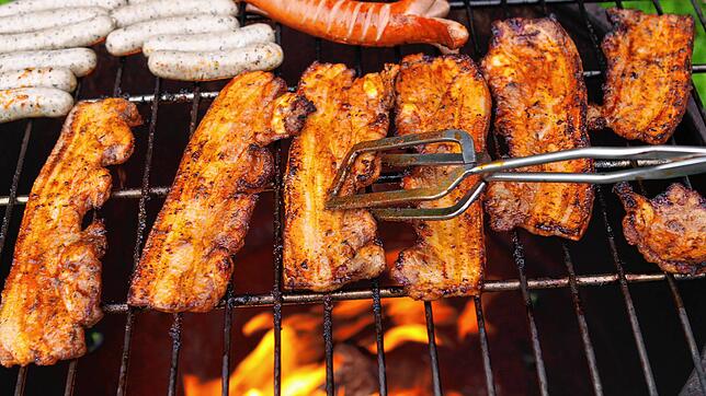 Grillfleisch ist lecker, aber auch deutlich teurer geworden. Um etwa 12 Prozent hat der Fleischpreis in den letzten 12 Monaten zugelegt.