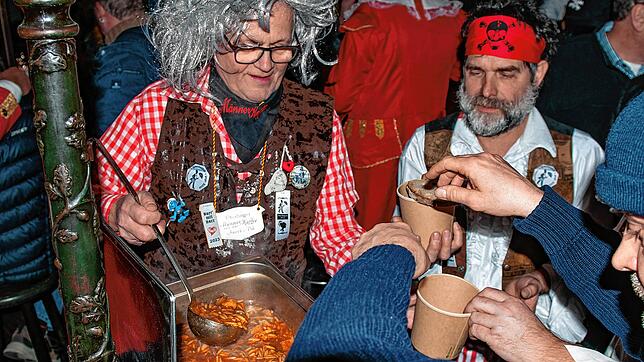 Karl Heinz Saum (links) und Karlheinz Neufischer von den Altwieberichen sorgten mit einem selbstgemachten Piratentopf für einen ...