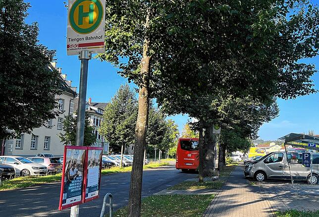 Kein Mensch steht Donnerstagmorgen, 15. August, bei der Haltestelle am Bahnhof Tiengen. Anders als noch ein paar Tage zuvor.