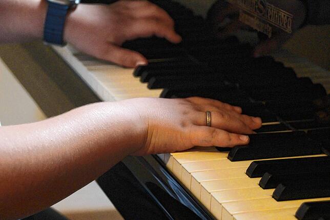 Noten lernen wollte er anfangs nicht. Levin Giesler spielt Klavier nach Gehör.