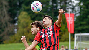 Der Donaueschinger Sebastian Sauter (links) und der Königsfelder Sait Hamurcu bei einem Kopfballduell im Vorrundenspiel. Damals siegte ...