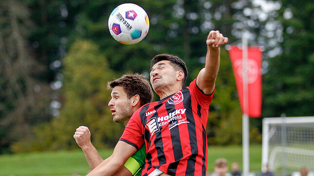 Der Donaueschinger Sebastian Sauter (links) und der Königsfelder Sait Hamurcu bei einem Kopfballduell im Vorrundenspiel. Damals siegte ...