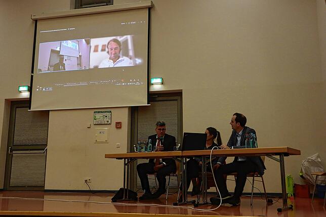Mike Bernd, KI-Experte und Programmmanager beim Stifterverband für die Deutsche Wissenschaft, ist der Konferenz online aus Berlin ...