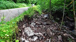 Ausgespültes Straßenbankett: So sah die Fohrenbachstraße nach dem Unwetter am 26.¦Juni dieses Jahres aus. Eine Sanierung ist weiter ...