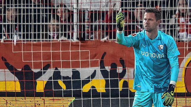 Bochums Torwart Patrick Drewes zeigt einen Gegenstand, mit dem er am Kopf getroffen wurde.