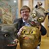 Zunftmeister Holger Schank zeigt im Zunfthaus verschiedene Katzenmasken, die dort zu begutachten sind. Die schwarze (links) diente einer ...