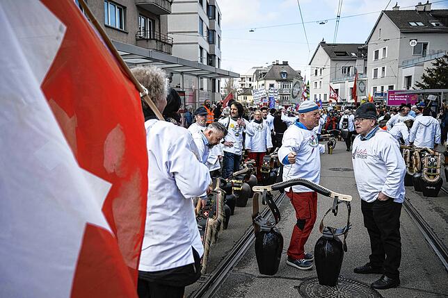 So genannte Trychler nehmen an einer Demonstration gegen die Corona-Maßnahmen der Regierung teil. Trycheln bedeutet mit Kuhglocken ...