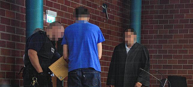 Dem 50-Jährigen im blauen T-Shirt wird vom Staatsanwalt versuchter Mord vorgeworfen.