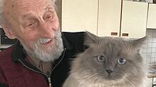 Der Kater, den er liebevoll &bdquo;Paulus&ldquo; nennt, ist sein ganz besonderer Liebling: Josef Unger, Lokalreporter beim SÜDKURIER, ...