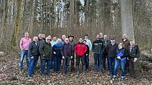 Forstexperten, Gemeinderäte und Jagdpächter begehen den Wald der Gemeinde Küssaberg und klären Probleme und erläutern Lösungsvorschläge. ...