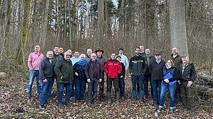 Forstexperten, Gemeinderäte und Jagdpächter begehen den Wald der Gemeinde Küssaberg und klären Probleme und erläutern Lösungsvorschläge. ...