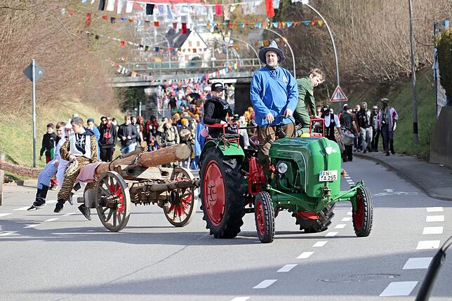 Der Narrenbaum wurde traditionell beim Umzug von Efrizweiler nach Kluftern geschleppt.