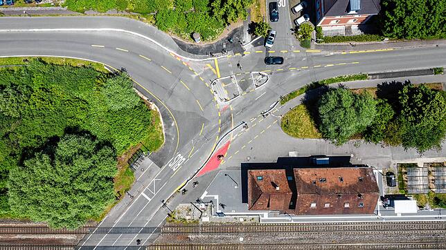 (Archivbild) Die unübersichtliche Kreuzung beim Reichenauer Bahnhof soll laut Vorplanung zu einem Kreisverkehr umgebaut werden. Doch ...