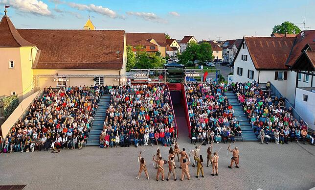 Mehr als 4000 Zuschauer genießen in den vergangenen Wochen im Schlosshof die Aufführungen des Stettener Sommertheaters und zeigen sich ...