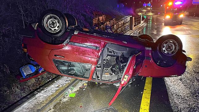 In Bad Zurzach im Kanton Aargau landet auf der glatten Straße ein Auto auf dem Dach.