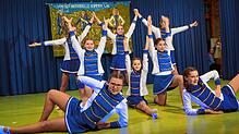 Die Biberhalle ist beim Bunten Abend ausverkauft. Unter anderem besticht ein Gardetanz der Jungnixen. Bilder: Uli Zeller
