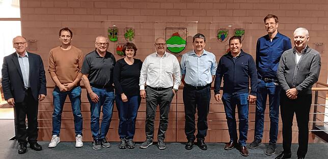Bürgermeister Manfred Weber (links) mit den neu gewählten Gemeinderäten und der Gemeinderätin (von links): Andreas Küpfer, Matthias ...