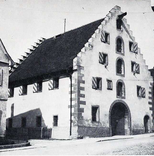 Die Steinscheuer ist ein eindrucksvolles Gebäude und wurde viele Jahrzehnte für die Unterbringung der Feuerwehr genutzt.