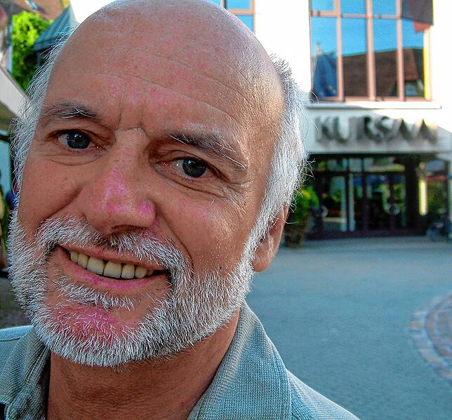 20 Jahre lang leitete der Gymnasiallehrer Hansjörg Friedrich die Säckinger Kammermusik-Abende, hier vor dem Kursaal, dem Konzertpodium ...