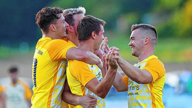 Die Spieler der SG Dettingen-Dingelsdorf freuen sich über den Treffer zum 3:1 gegen den SC Gottmadingen-Bietingen.