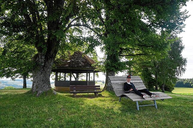 Der Aussichtspunkt Gupfen oberhalb von Bannholz, der junge Mann ist aus Berlin zu Besuch in Remetschwiel