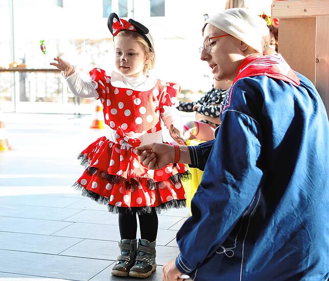 Auch diese kleine Minnie Maus ist hoch konzentriert beim Guzle werfen.