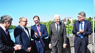Besuch in Schweizer Rheinfelden: Ministerpräsident Winfried Kretschmann (Zweiter von rechts) mit (von links): Stadtammann Franco Mazzi ...