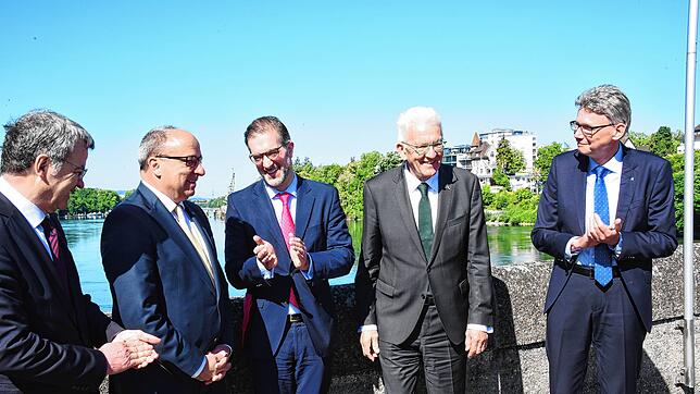 Besuch in Schweizer Rheinfelden: Ministerpräsident Winfried Kretschmann (Zweiter von rechts) mit (von links): Stadtammann Franco Mazzi ...