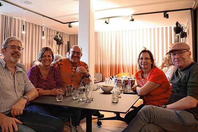 Sie treffen sich regelmäßig zum Whisky trinken: Günter Schmitz, Sabrina und Christian Gäng, Christine und Markus Maag.