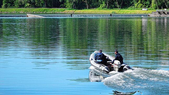 Einsatzkräfte fahren mit einem Schlauchboot bei einer Suchaktion auf dem Rhein (Archiv, Symbolbild). In Weil am Rhein wird die Suche ...