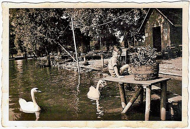 Stärr-Schorsch Junior 1954 vor dem Kiosk des Vaters: Roland Schorsch Stärr hat quasi sein ganzes Leben hier am Fischbach Seeufer verbracht.
