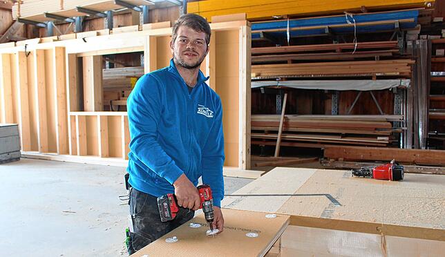 Colum Bay, Zimmergeselle bei der Pfullendorfer Firma Künstle, arbeitet täglich mit Holz – ein Rohstoff, der immer teurer wird.