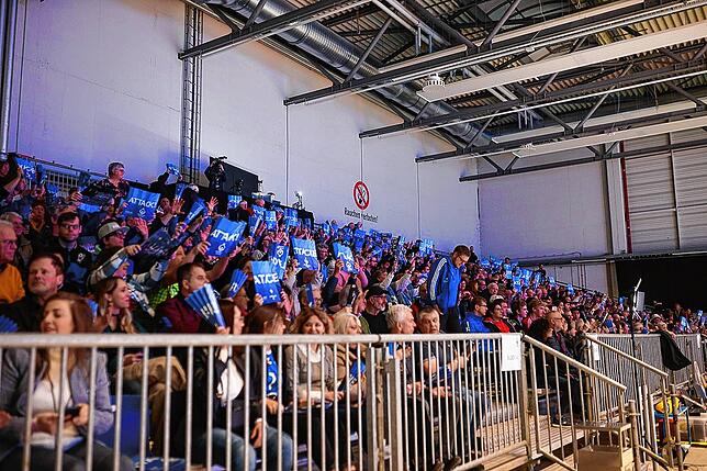 Rund 1000 Zuschauer haben in der Bodensee-Airport-Arena des VfB Friedrichshafen Platz.