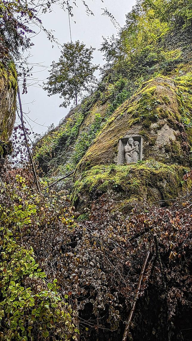 Das Marien-Relief an der Felswand am unteren Ende der Marienschlucht.