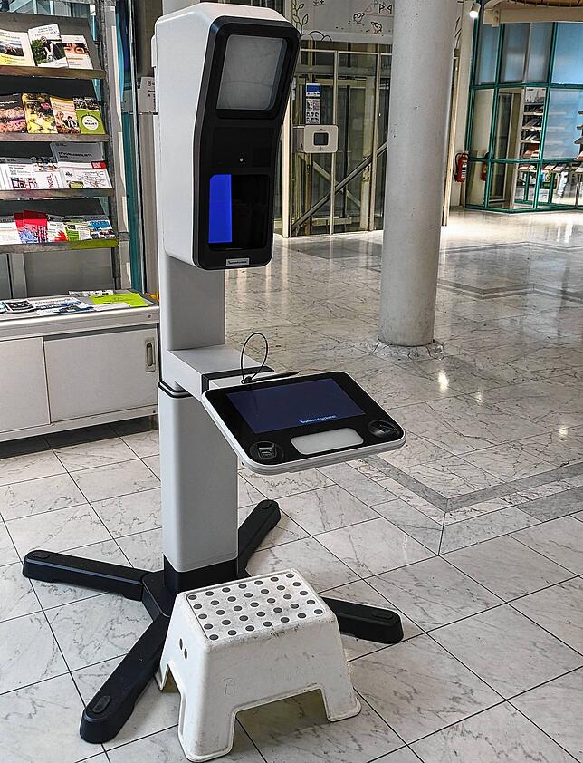 Die Passbild-Automaten stehen im Bürgerbüro rechts vom Eingang. Im Stand-by Modus ist das Gerät eingefahren.